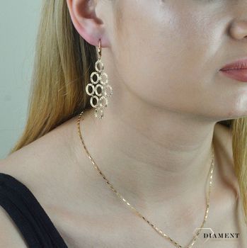 Złote kolczyki Diament 333 wiszące grawerowane owalne elementy KL 9547 333 z blaszki na angielskie zapięcie. Złote, długie i eleganckie kolczyki. Wyjątkowy wzór, który doda elegancji, każdej kobiecie (1).JPG